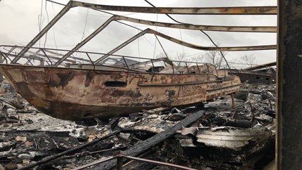 loods vol boten volledig uitgebrand
