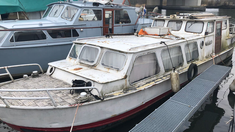 Stalen jacht ontmanteld in Amsterdam