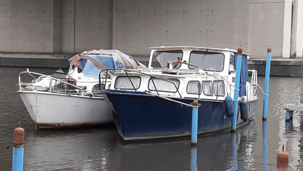 Ook deze 2 E.O.L. jachten liggen te wachten op transport voor recycling.