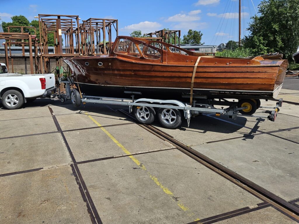 Houten boot op trailer